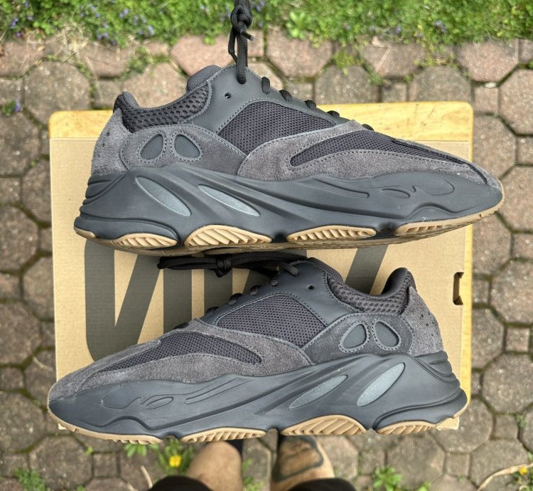 Adidas Yeezy Boost 700 Utility Black Sz 11