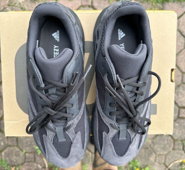 Adidas Yeezy Boost 700 Utility Black Sz 11