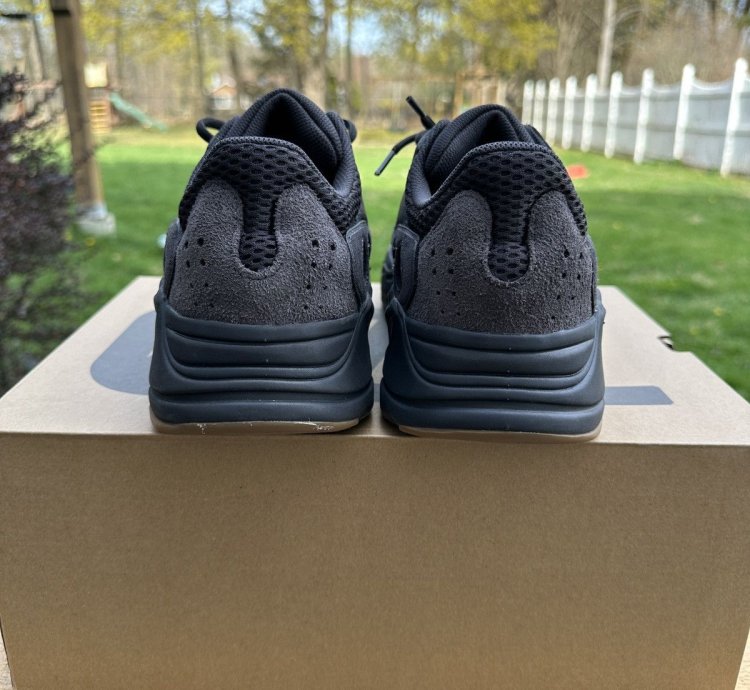Adidas Yeezy Boost 700 Utility Black Sz 11