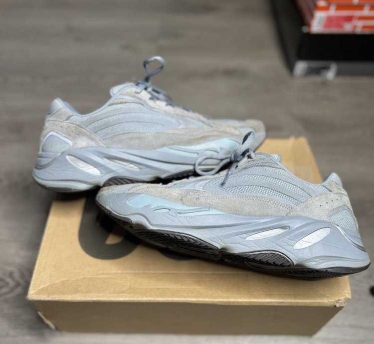 Adidas Yeezy Boost 700 V2 - Hospital Blue 2019