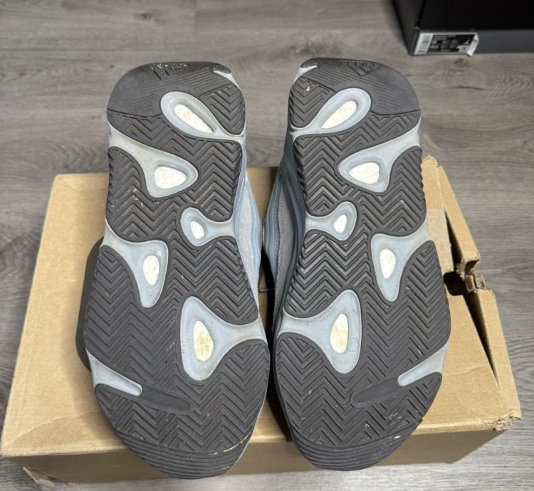 Adidas Yeezy Boost 700 V2 - Hospital Blue 2019