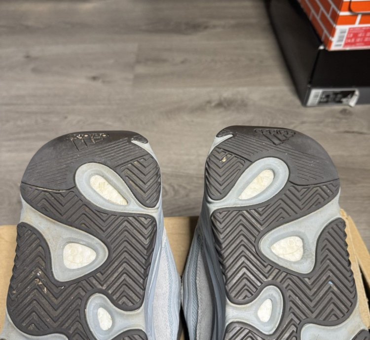 Adidas Yeezy Boost 700 V2 - Hospital Blue 2019