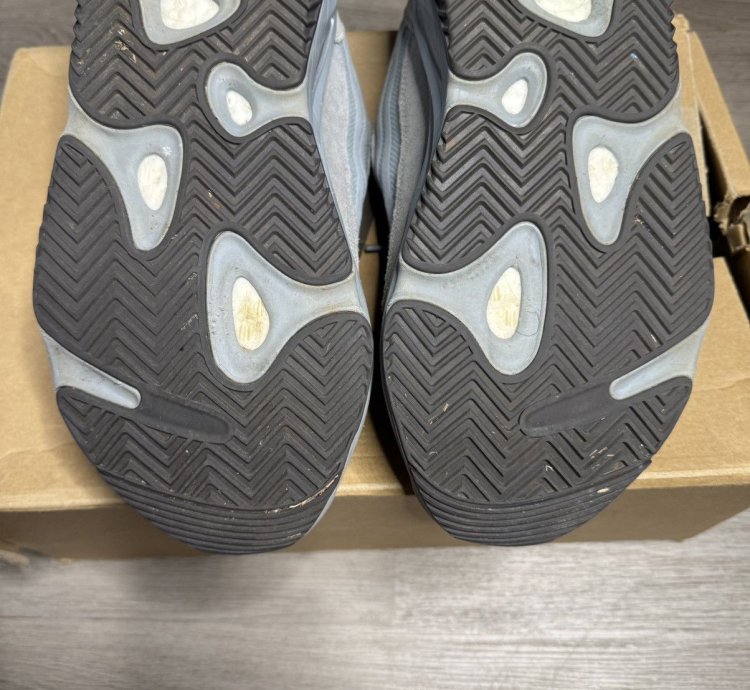 Adidas Yeezy Boost 700 V2 - Hospital Blue 2019