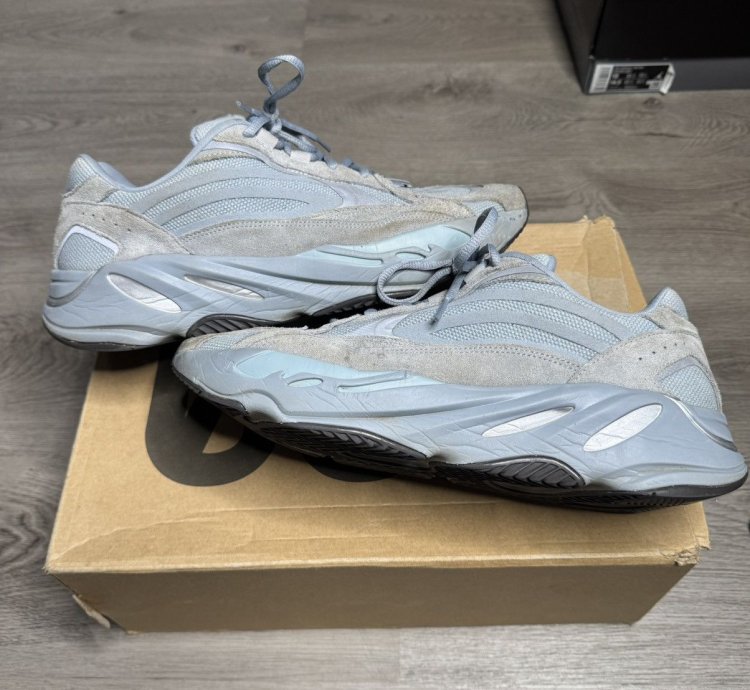 Adidas Yeezy Boost 700 V2 - Hospital Blue 2019