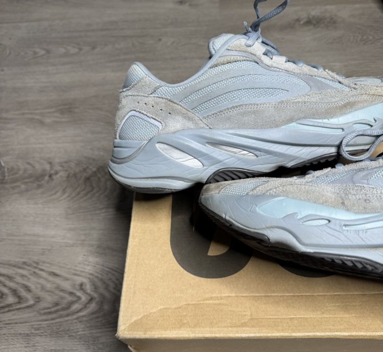 Adidas Yeezy Boost 700 V2 - Hospital Blue 2019