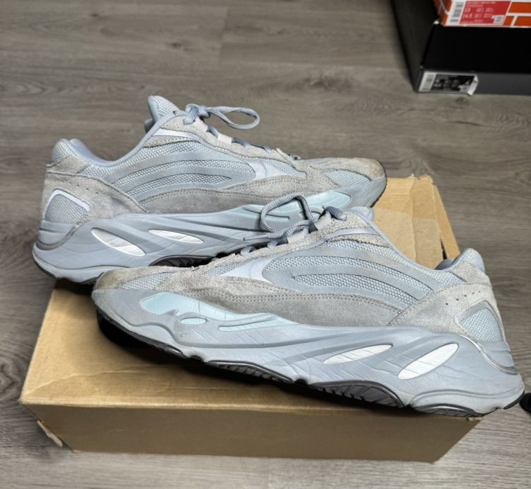 Adidas Yeezy Boost 700 V2 - Hospital Blue 2019