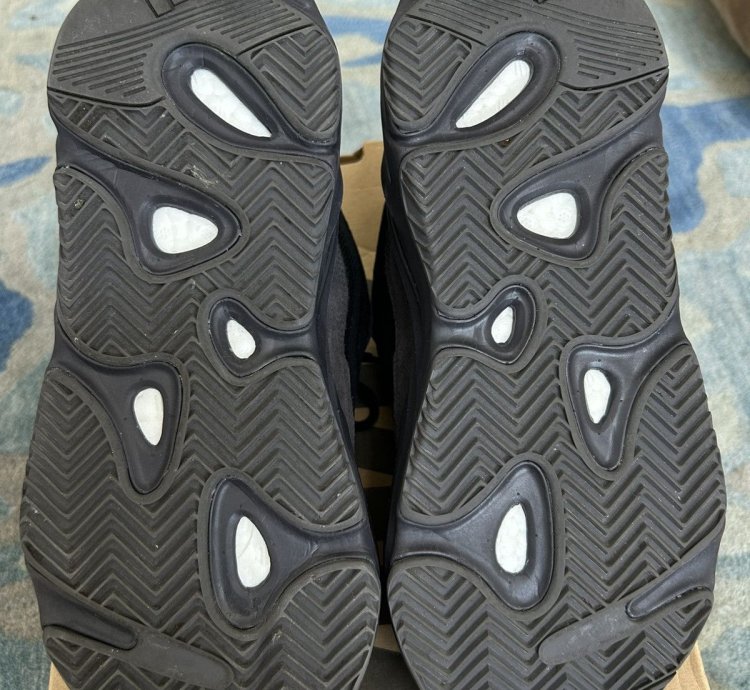 Adidas Yeezy Boost 700 V2 Vanta