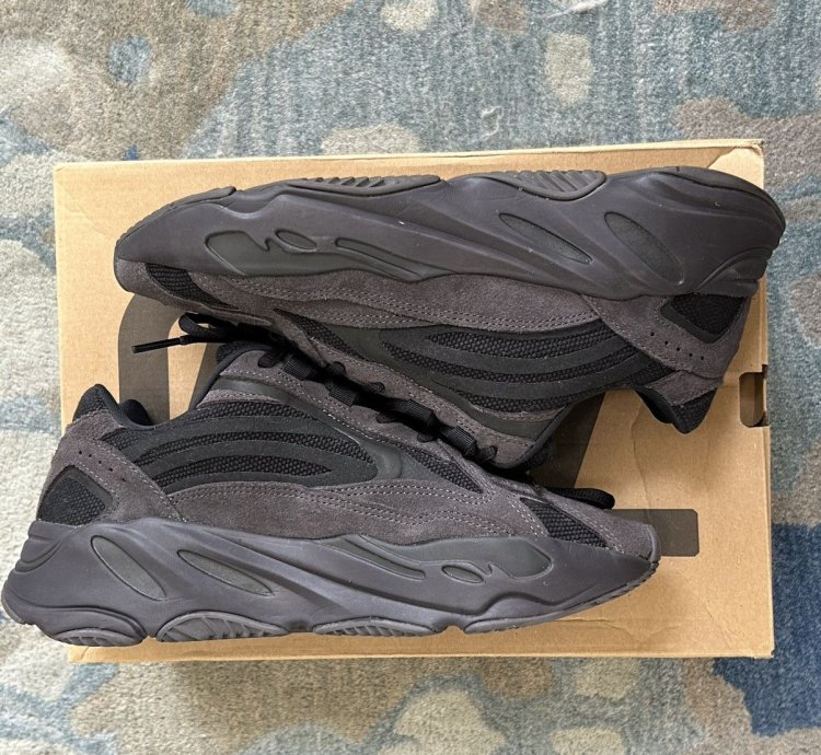 Adidas Yeezy Boost 700 V2 Vanta