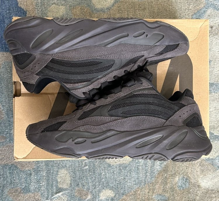 Adidas Yeezy Boost 700 V2 Vanta