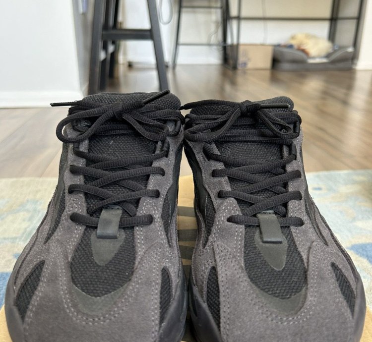 Adidas Yeezy Boost 700 V2 Vanta