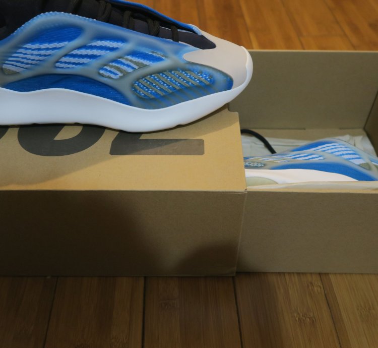 Adidas Yeezy Boost 700 V3 Azareth With Box Sneakers Size 11