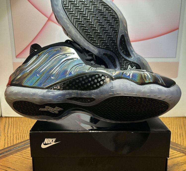 Size 10 5 - Nike Air Foamposite One Hologram 2015 Likenew