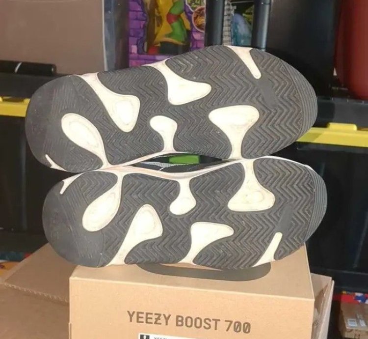 Adidas Yeezy Boost 700 Wave Runner Size 10 Us Men Box