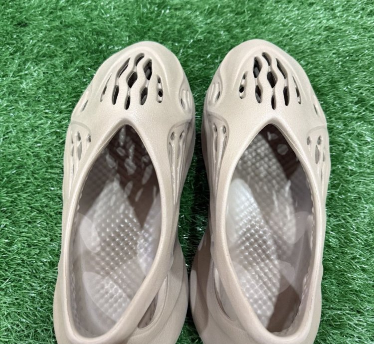 Adidas Yeezy Foam Rnr Stone Taupe