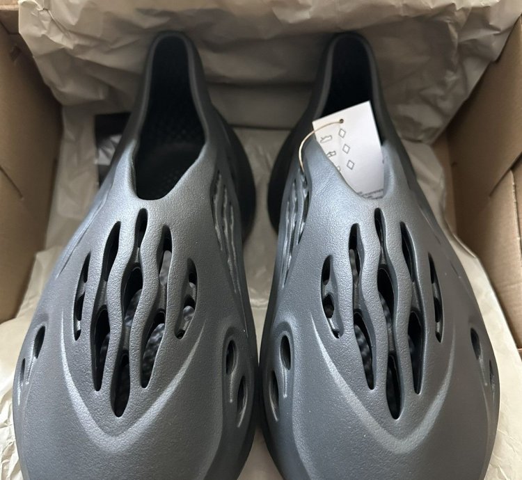 Adidas Yeezy Foam Runners Carbon