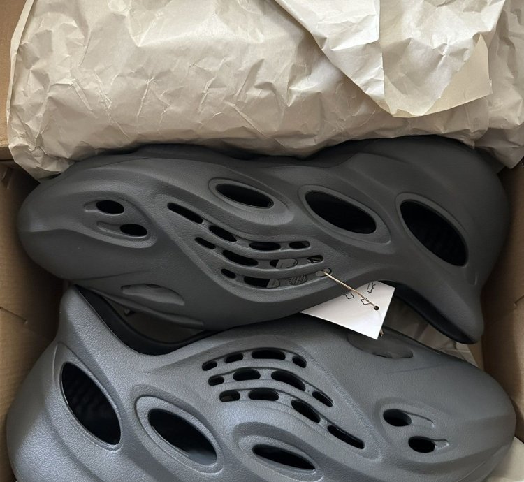 Adidas Yeezy Foam Runners Carbon