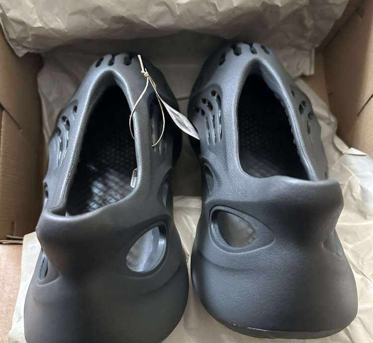 Adidas Yeezy Foam Runners Carbon