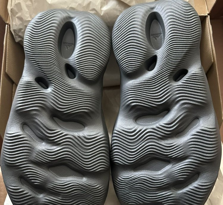 Adidas Yeezy Foam Runners Carbon