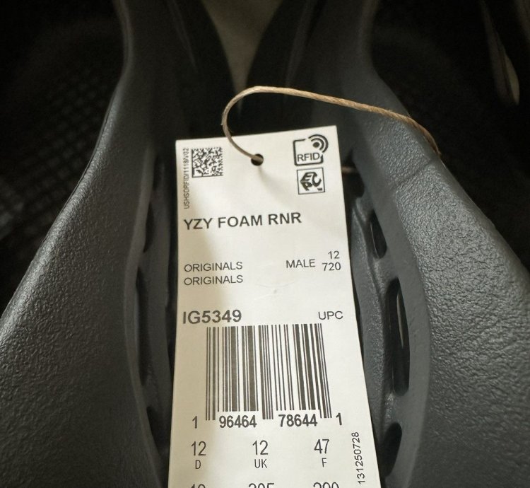 Adidas Yeezy Foam Runners Carbon