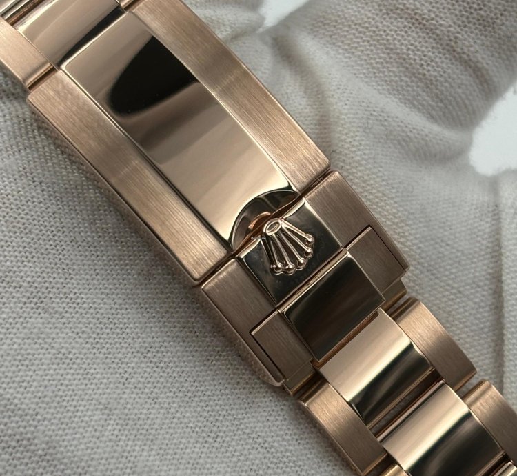 Rolex Gmt-master Ii Unworn Gmt-master Ii 40mm Rootbeer Rose Gold Bracelet 126715chnr Box Papers 2024