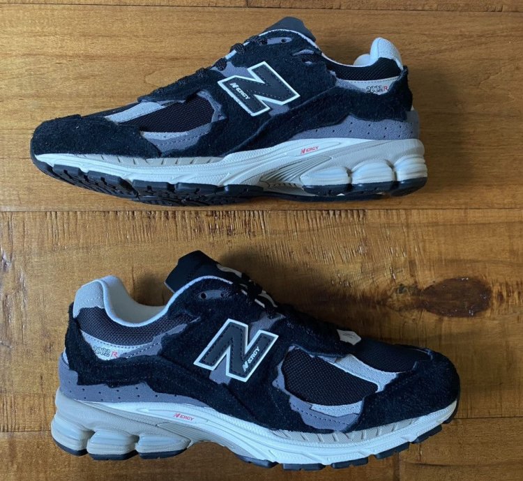 Size 12 New Balance 2002r Protection Pack Black Grey