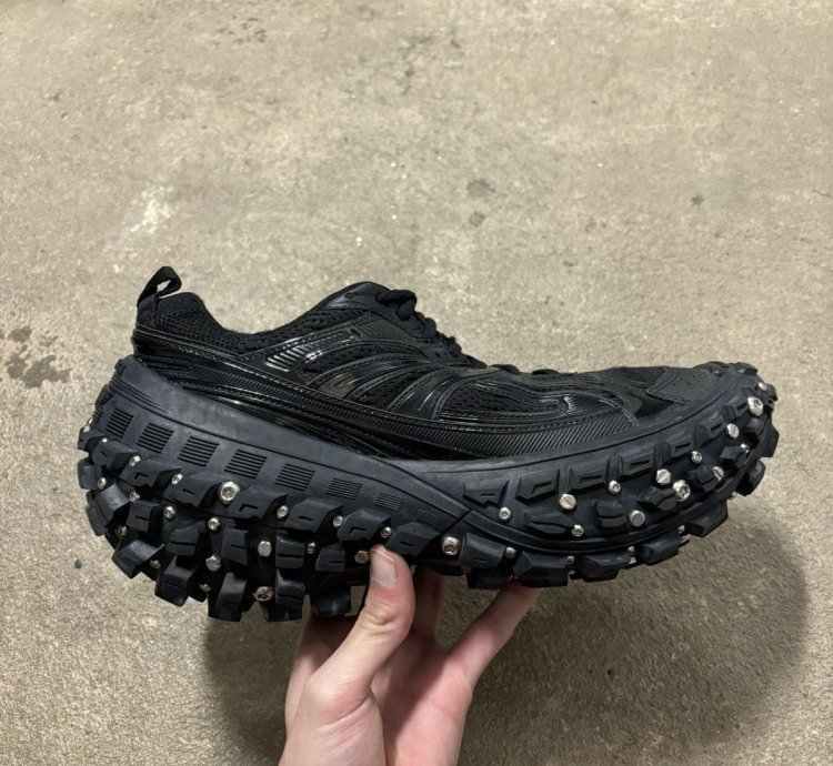 Balenciaga Bouncer Screw Defender Tire Sneaker