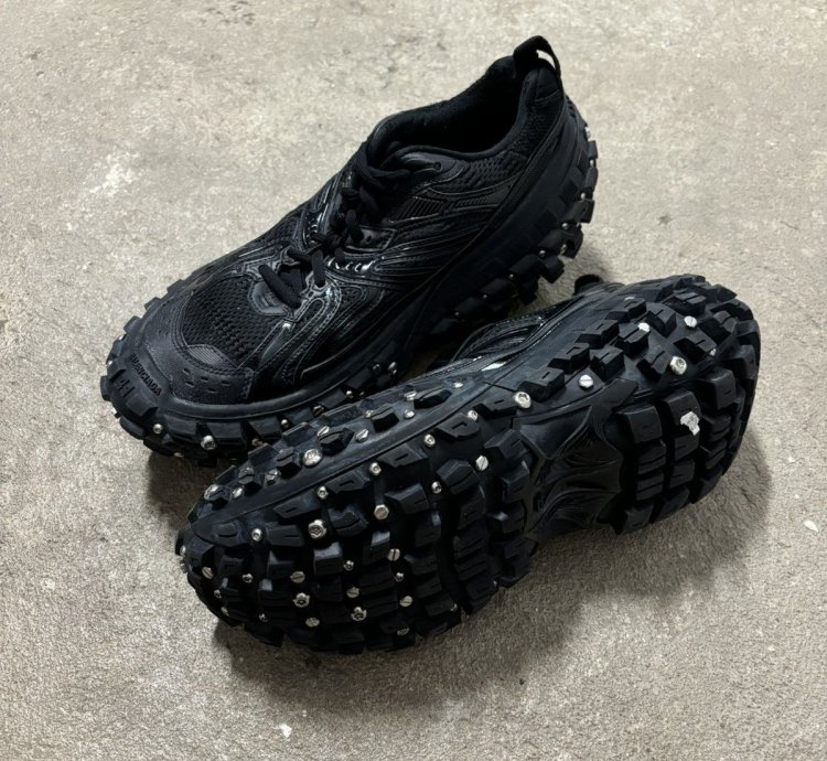 Balenciaga Bouncer Screw Defender Tire Sneaker