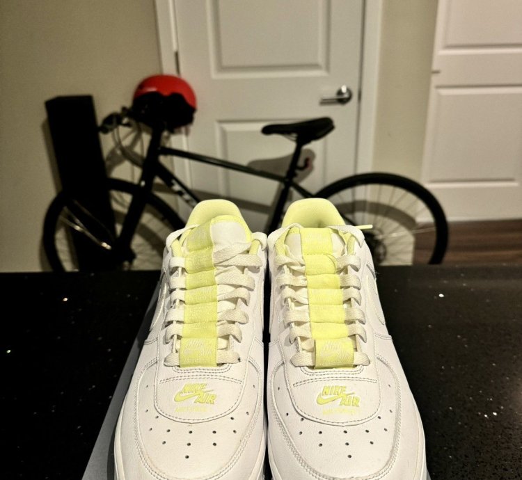 Air Force 1 07 Lv8 Double Air Pack - White Barely Volt