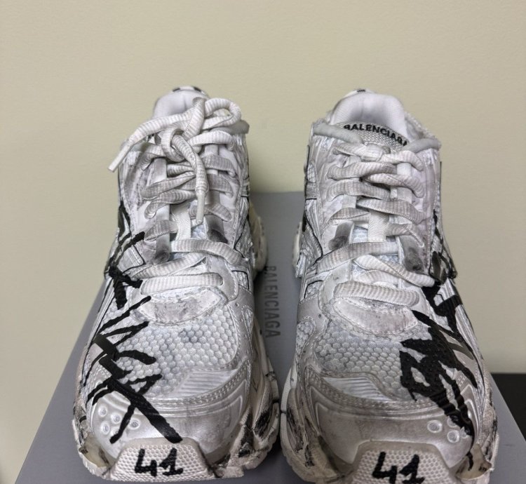 Balenciaga Low Top Runner Graffiti