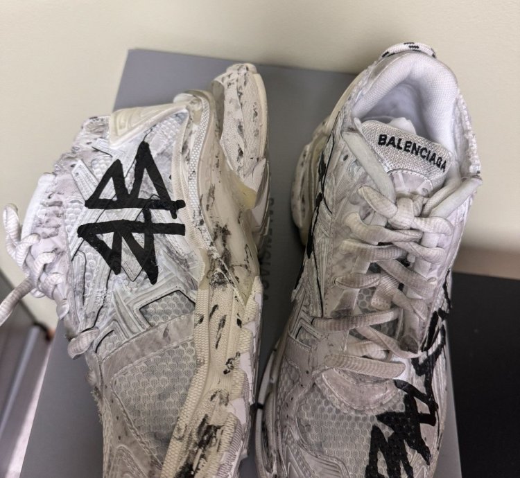Balenciaga Low Top Runner Graffiti