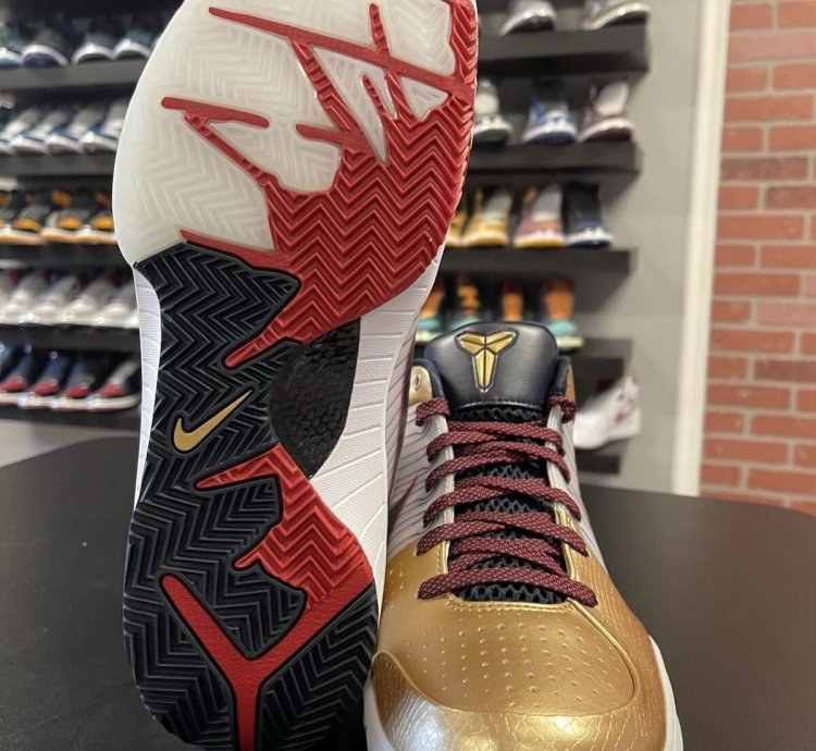Size 10 - Nike Kobe 4 Protro Gold Medal fq3544-100 Men