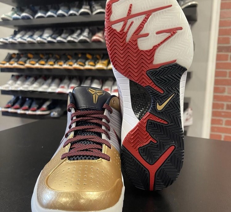 Size 10 - Nike Kobe 4 Protro Gold Medal fq3544-100 Men