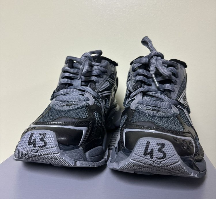 Balenciaga Runner Sneaker 43