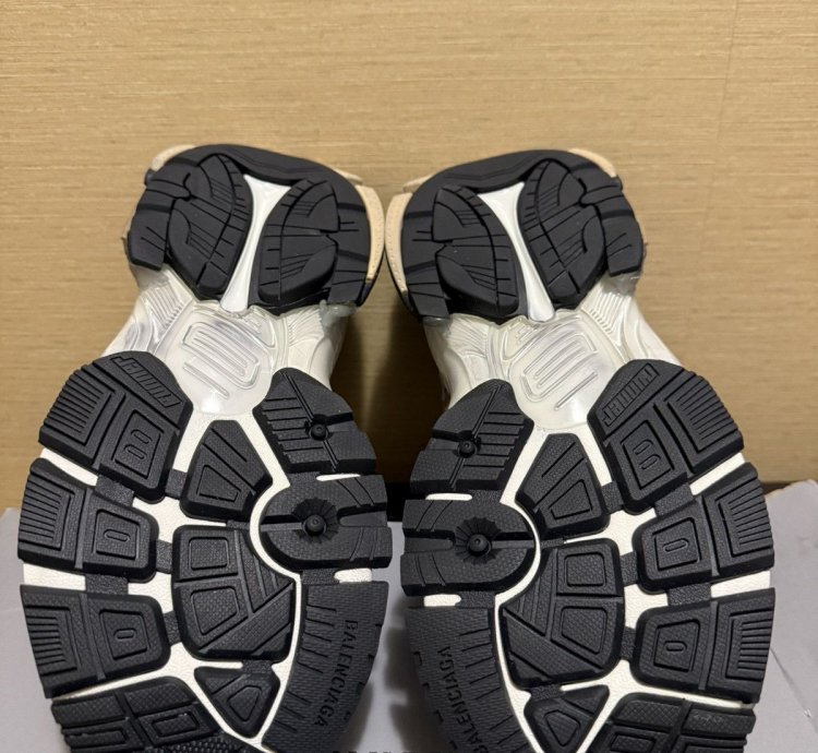 Balenciaga Runner Sneaker Camel 40