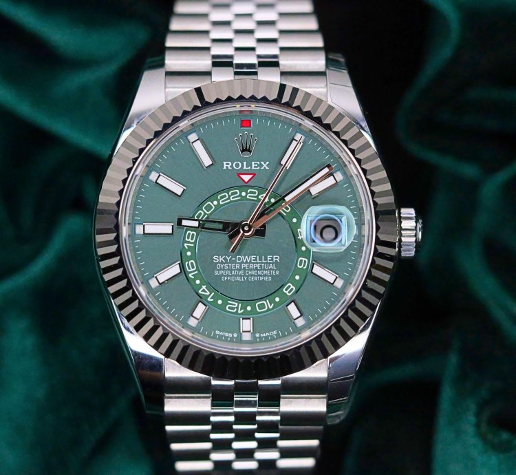 Rolex Sky-dweller 2025 New Unworn Sky-dweller Green Dial 42mm Fluted Bezel White Gold Jubilee 336934