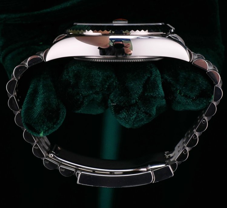 Rolex Sky-dweller 2025 New Unworn Sky-dweller Green Dial 42mm Fluted Bezel White Gold Jubilee 336934