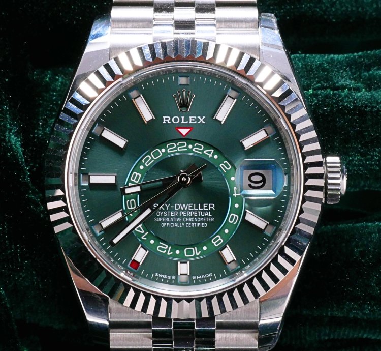 Rolex Sky-dweller 2025 New Unworn Sky-dweller Green Dial 42mm Fluted Bezel White Gold Jubilee 336934