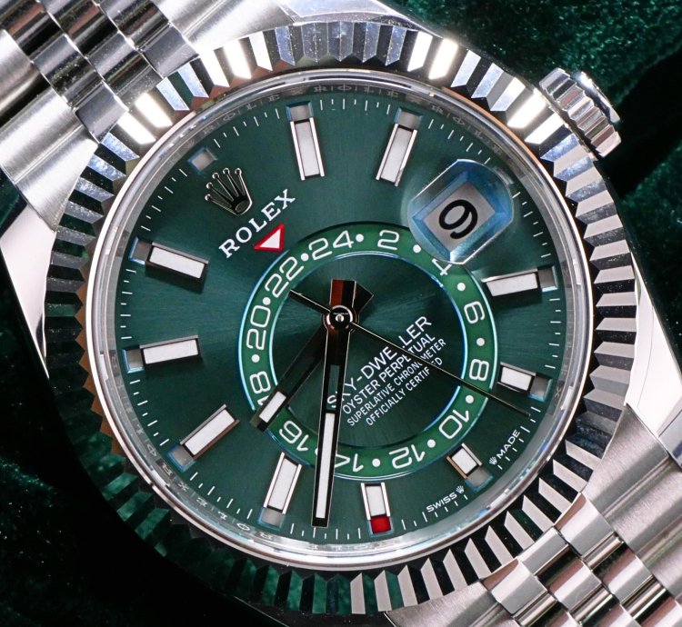Rolex Sky-dweller 2025 New Unworn Sky-dweller Green Dial 42mm Fluted Bezel White Gold Jubilee 336934