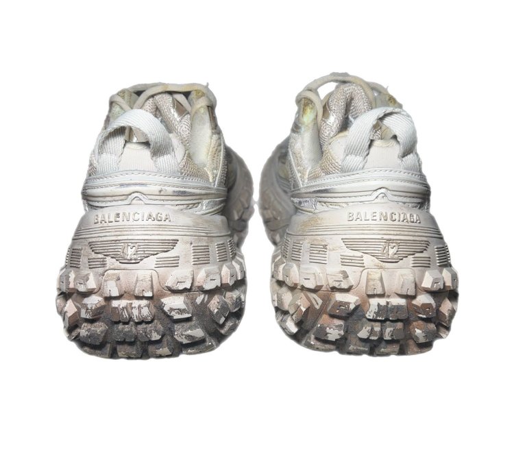 Defender Bouncer Worn Out Sneakers