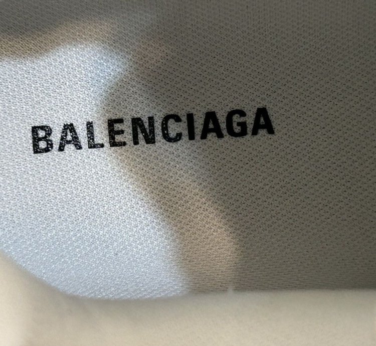 Last Drop Balenciaga Runner White Size 44 Brand New