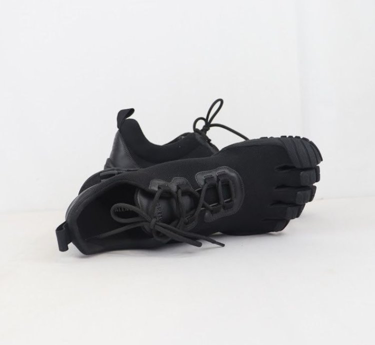 O1rshd1 Toe Low Top Sneakers In Black