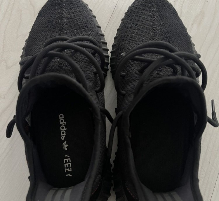 Yeezy Boost 350 V2 Bred