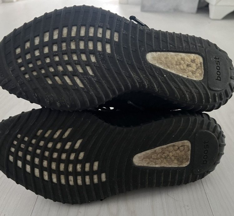Yeezy Boost 350 V2 Bred