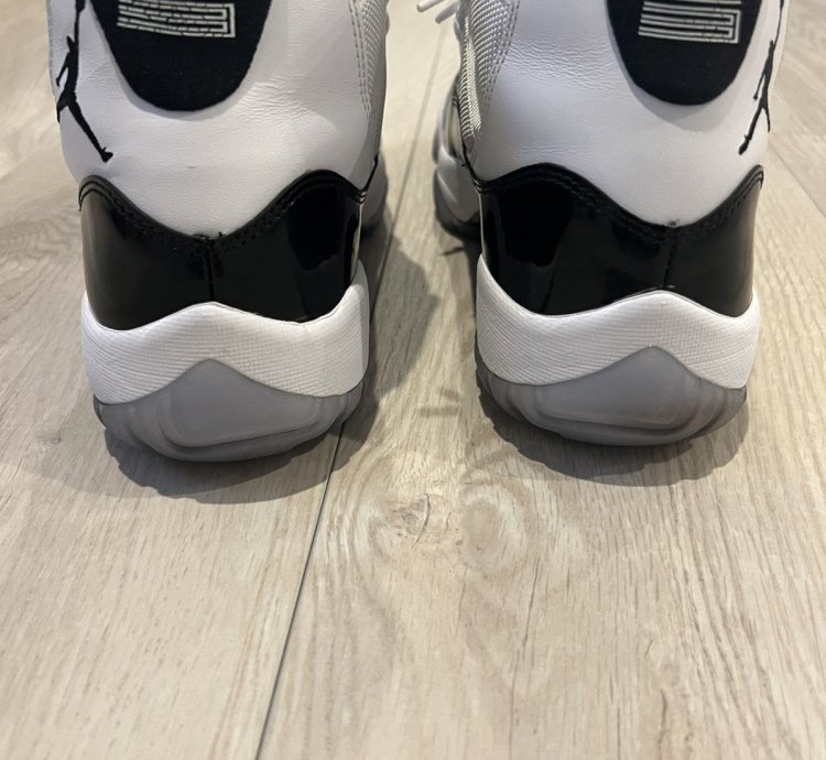 2011 Air Jordan 11 Retro Concord Size 9
