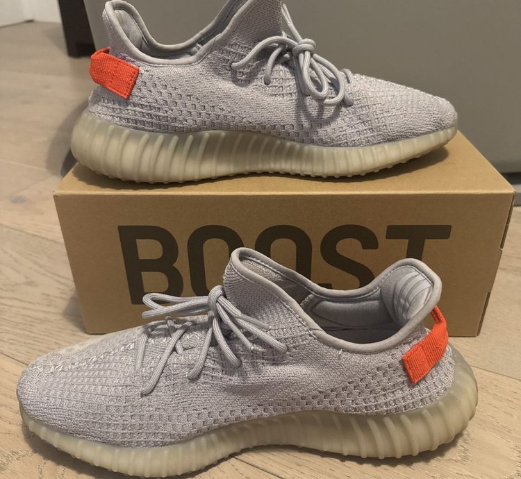 Yeezy Boost 350 V2 Fx9017 Tail Light