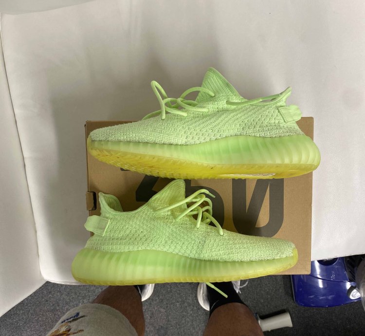 Yeezy Boost 350 V2 Gid Glow