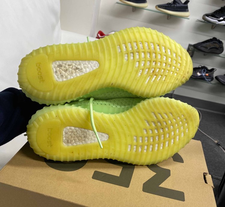 Yeezy Boost 350 V2 Gid Glow