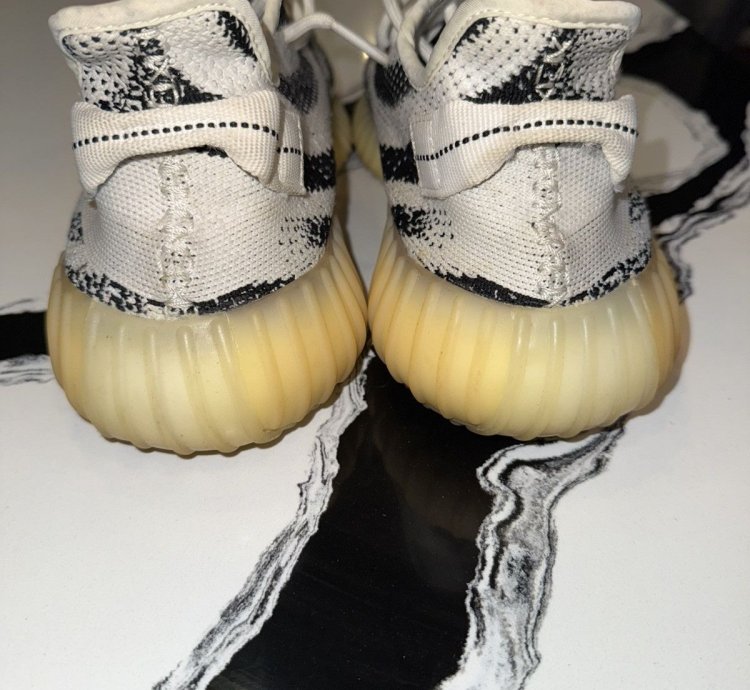 Yeezy Boost 350 V2 Zebra