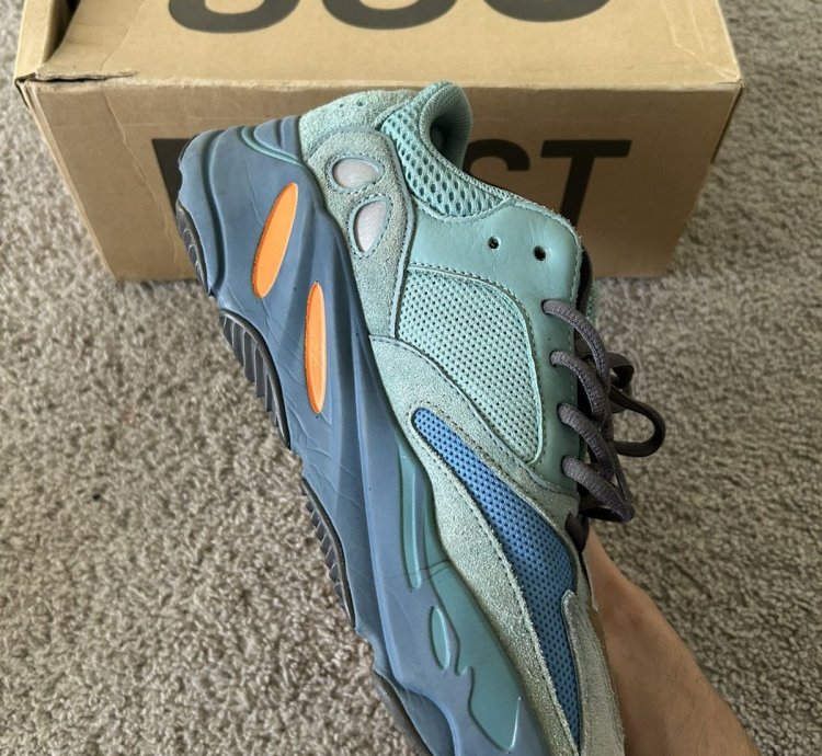 Yeezy Boost 700 Faded Azure Size 8 5