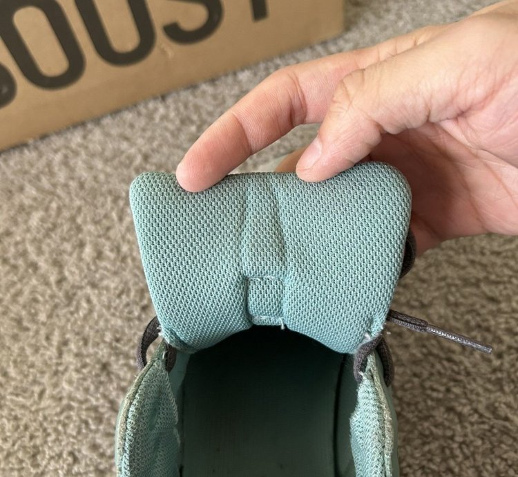 Yeezy Boost 700 Faded Azure Size 8 5